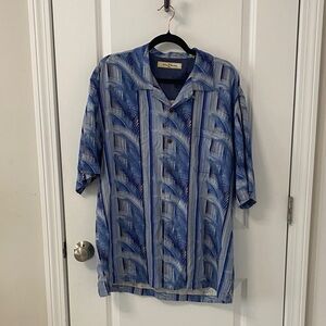 Tommy Bahama Blue and White Tropical Patterned Shirt Size Large 100% Silk